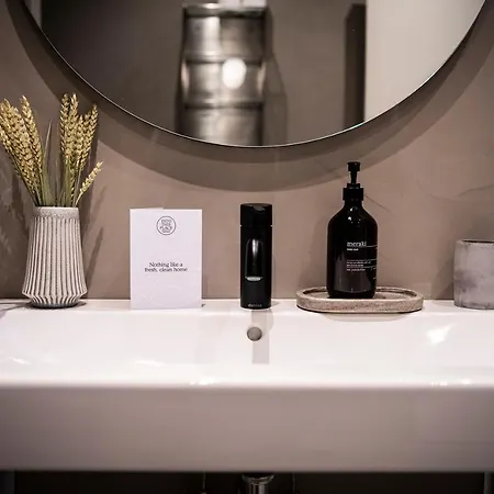 Huge Newly Redecorated Luxury Home Apartment *